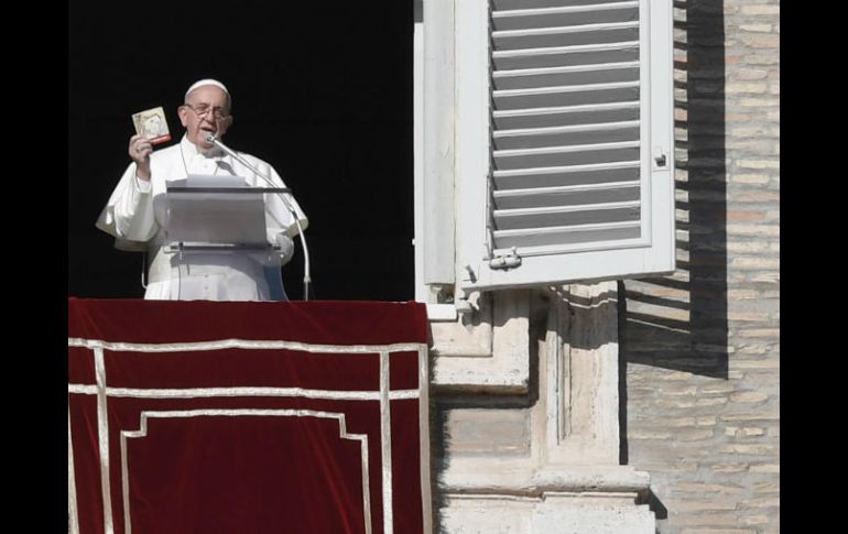 El Papa reflexiona sobre los Reyes Magos y sostuvo que su historia invita a todos a seguir una luz ''estable y gentil''. AFP / T. Fabi