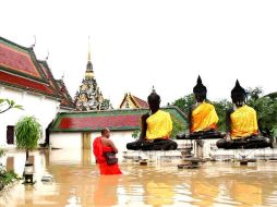 Un monje budista camina con el agua a la cintura, en la provincia de Surat Thani, al sur de Tailandia. EFE / SRT