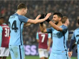 John Stones (I) y Sergio Aguero (D), del Manchester City, celebran uno de los tantos de la noche. AFP / J. Tallis