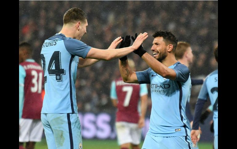 John Stones (I) y Sergio Aguero (D), del Manchester City, celebran uno de los tantos de la noche. AFP / J. Tallis