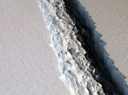 Nuevas imágenes muestran que la grieta en la capa Larsen C creció 18 kilómetros (11 millas) en las últimas semanas. EFE / NASA