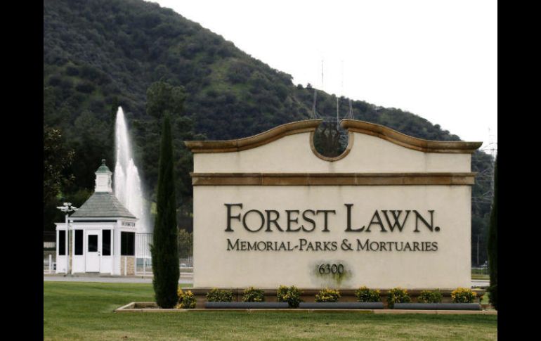 El funeral, que fue sólo para familiares y amigos cercanos, se llevó a cabo en Forest Lawn Memorial Park en Los Ángeles. EFE / P. Buck