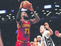 Líder. LeBron James tomó la batuta de los Cavaliers anoche en la duela de los Nets. AFP /