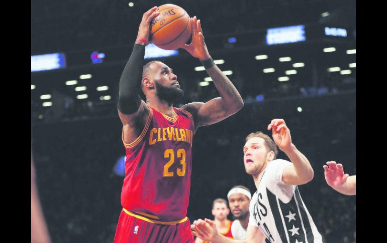 Líder. LeBron James tomó la batuta de los Cavaliers anoche en la duela de los Nets. AFP /