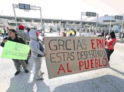 Enfado. Manifestantes externan su molestia por el gasolinazo en la caseta México-Cuernavaca. SUN /