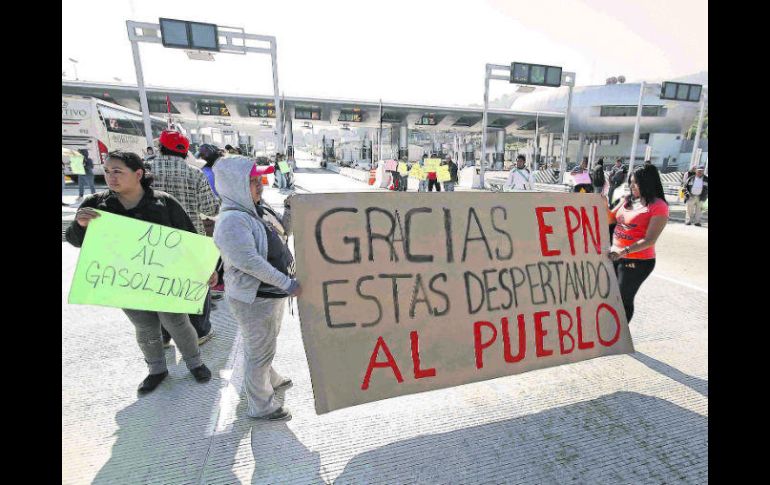 Enfado. Manifestantes externan su molestia por el gasolinazo en la caseta México-Cuernavaca. SUN /