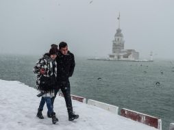 La nieve paralizó Estambul, y la aerolínea nacional Turkish Airlines canceló más de 650 vuelos. AFP / Y. Akgul