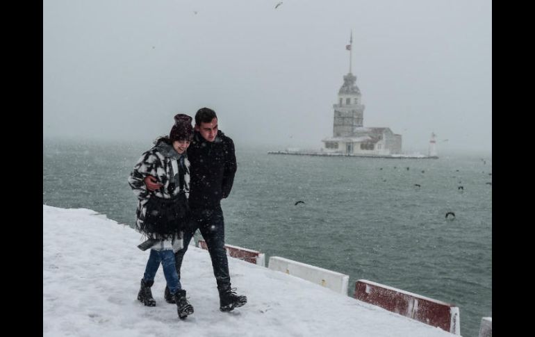 La nieve paralizó Estambul, y la aerolínea nacional Turkish Airlines canceló más de 650 vuelos. AFP / Y. Akgul