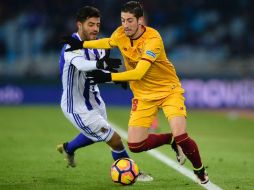 Vela (I) disputa un balón con Escudero (D), del Sevilla. AFP / M. Riopa