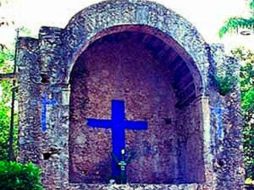 Erigieron una capilla para custodiar a una gran cruz de madera flanqueada por dos más pequeñas. ESPECIAL /