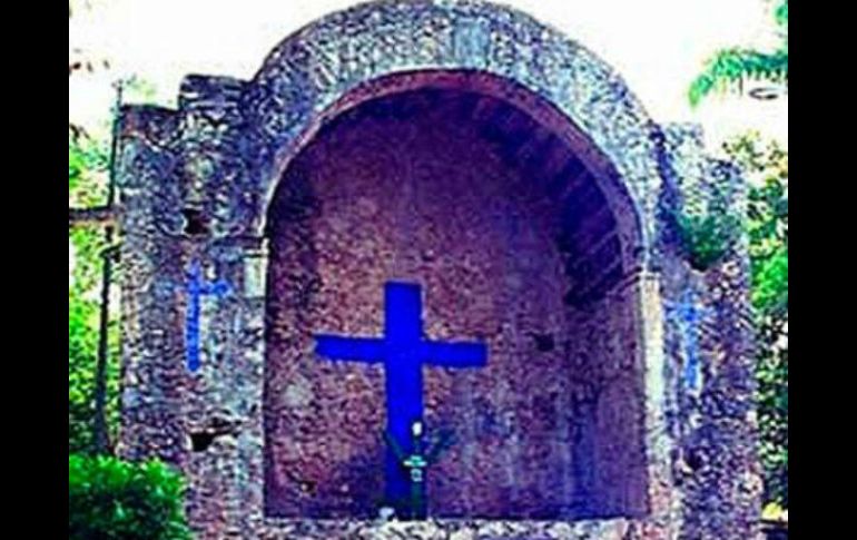 Erigieron una capilla para custodiar a una gran cruz de madera flanqueada por dos más pequeñas. ESPECIAL /