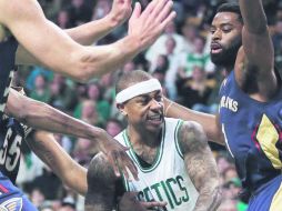 Máquina. Isaiah Thomas (centro) comandó el ataque de los Celtics, con 38 puntos anoche frente a los Pelicans. AP / M. Dwyer