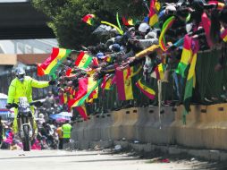 Júbilo. Los aplausos de los bolivianos sustituyeron ayer la adrenalina que genera la velocidad del Rally Dakar. AP / J. Karita