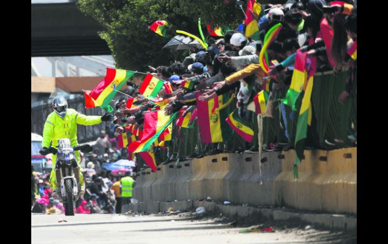 Júbilo. Los aplausos de los bolivianos sustituyeron ayer la adrenalina que genera la velocidad del Rally Dakar. AP / J. Karita