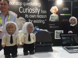 Einstein responde a pedidos vocales y ayuda a los chicos a hacer tareas escolares, contestando preguntas matemáticas y científicas. TWITTER / @hansonrobotics