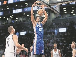 La figura. Joel Embiid (#21) encabezó la ofensiva de Filadelfia al conseguir 21 puntos durante el partido de ayer. AP / S. Wenig