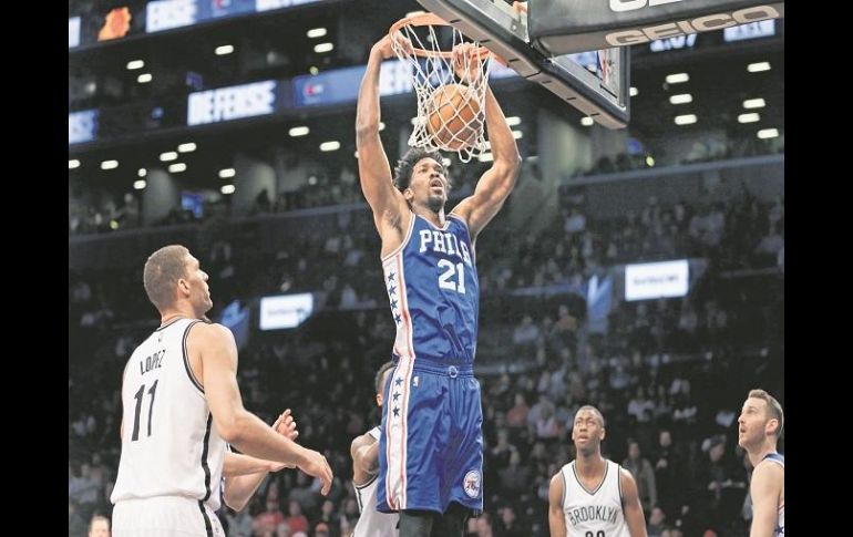 La figura. Joel Embiid (#21) encabezó la ofensiva de Filadelfia al conseguir 21 puntos durante el partido de ayer. AP / S. Wenig