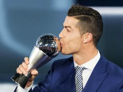 Cristiano Ronaldo se convierte en el primer jugador en recibir el premio ''The Best al Mejor Jugador''. AP / E. Leanza