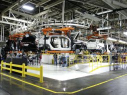 Línea de montaje de Chrysler en Detroit, Michigan. Directivos aseguran que mantendrán su producción en territorio mexicano. AFP / ARCHIVO