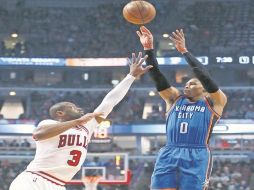 Russell Westbrook (#0) tuvo una buena actuación con el Thunder de Oklahoma City con una cosecha de 21 puntos ayer. AP / C. Rex