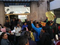 Prosiguen manifestaciones contra el gasolinazo. Un grupo llegó a la Recaudadora 00 para invitar a los ciudadanos a no pagar impuestos. EL INFORMADOR / M. Vargas