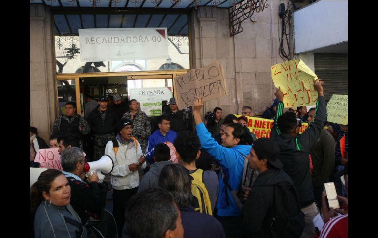 Prosiguen manifestaciones contra el gasolinazo. Un grupo llegó a la Recaudadora 00 para invitar a los ciudadanos a no pagar impuestos. EL INFORMADOR / M. Vargas