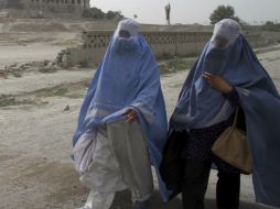 La burka es de color azul o marrón y cubre totalmente el cuerpo y el rostro de las mujeres, con una red sobre los ojos. EFE / ARCHIVO