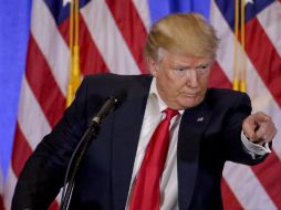 Trump selecciona, durante la conferencia de prensa, quien puede realizarle preguntas; ignora a otros. AP / S. Wenig