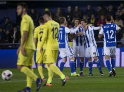 La Real Sociedad celebra el tanto de Oyarzabal, al minuto 15. EFE / D. Castelló