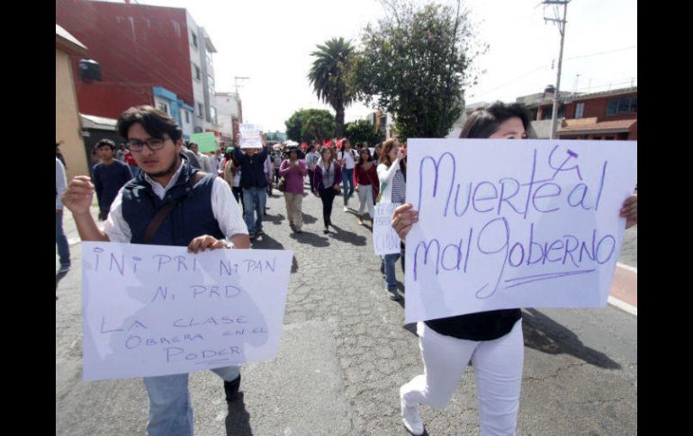 Poco menos de 200 estudiantes iniciaron la marcha hacia el Zócalo poblano, cuando el joven fue embestido. SUN / ESPECIAL