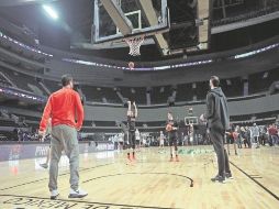 La duela de la Arena Ciudad de México recibió ayer a los jugadores de los Suns y Mavericks, que hoy protagonizan un duelo de temporada. EFE / J. Méndez