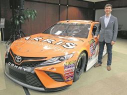 Presentación. El piloto mexicano Daniel Suárez posa junto al auto que conducirá en el serial NASCAR Cup Series a partir de este año. AP / C. Burton