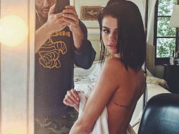 La ex de Justin Bieber aparece posando frente a un espejo, cubriéndose únicamente con una toalla. INSTAGRAM / mertalas