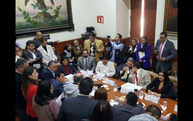 Los legisladores solicitaron que se declarara un receso para revisar los dictámenes, sin embargo, se votó en contra. TWITTER / @LegislativoJal