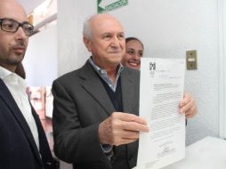 José Socorro Velázquez, presidente del Comité Directivo del PRI Jalisco, entrega la solicitud al IEPC. ESPECIAL / PRI Jalisco