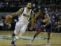 Deron Williams, de Mavericks, conduce el balón bajo la marca de Brandon Knight. AP / R. Blakwell