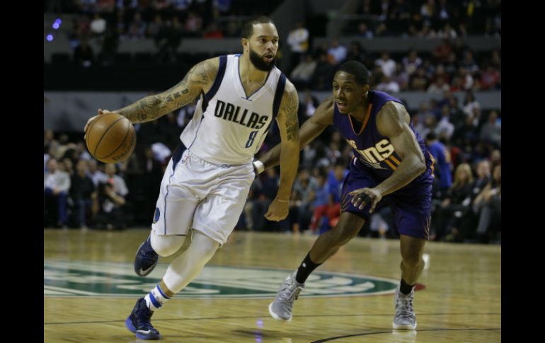 Deron Williams, de Mavericks, conduce el balón bajo la marca de Brandon Knight. AP / R. Blakwell