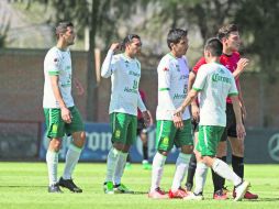 Carlos Peña (segundo de izquierda a derecha) acudió al entrenamiento con sus compañeros del León, de cara al partido de hoy. MEXSPORT /