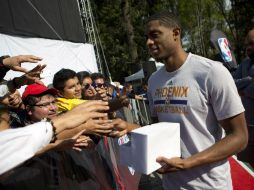 Brandon Knight, de los Suns, saluda a los asistentes a la Fan Zone instalada en Chapultepec. AP / R. Blackwell