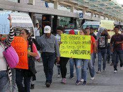 Tras la reunión con las autoridades, los ejidatarios de El Zapote se manifestaron a las puertas de la terminal aérea. EL INFORMADOR / P. Franco