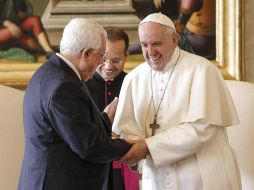 El Papa Francisco saluda al presidente de la Autoridad Nacional Palestina, Mahmud Abbas. EFE / G. Lami