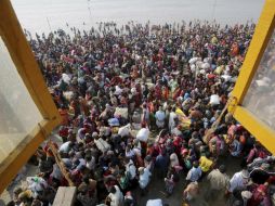 Medios afirman que el barco estaba sobrecargado de gente cuando se dirigía a una fiesta, organizada todos los años por el gobierno. EFE / W. Bengal