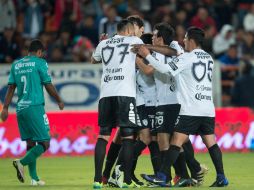 Jugadores del Pachuca celebran el gol de la victoria. MEXSPORT / J. Ramírez