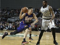 Booker (I) en un duelo personal contra Alridge, de los Spurs. AP / R. Blackwell