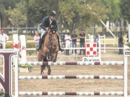 Arturo Navarro, a lomos de 'Armani Z', conquistó el primer lugar de la prueba libre con obstáculos a 1.30 metros de altura. EL INFORMADOR / F. Atilano