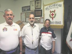 Luis Mora, jefe de voluntarios de la Cruz Roja , posa con Margarito Jiménez (i) y Faustino Ventura (d), quienes apoyan en el organismo. EL INFORMADOR / G. Gallo