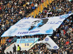 Aficionados muestran una manta con la efigie del argentino durante el partido Nápoles-Pescara, jugado hoy. EFE / C. Abbate