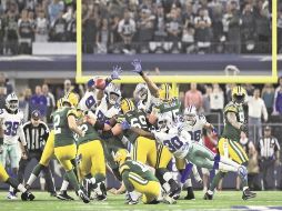 Mason Crosby patea el ovoide que terminaría entre los postes después de un intento de 51 yardas que le dio a los Packers su pase. AFP / R. Martínez