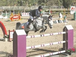 Jacobo Saaib realiza su recorrido montando a 'Starobin' durante la competencia estelar realizada ayer en el Club Hípica. EL INFORMADOR / M. Vargas