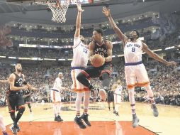 La figura. DeMar DeRozan (#10) intenta realizar un tiro al aro ante la marca de Yoakim Noah (#13). AP / F. Gunn